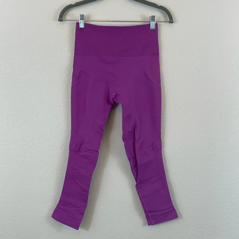 Lululemon purple ribbed cropped leggings size 6